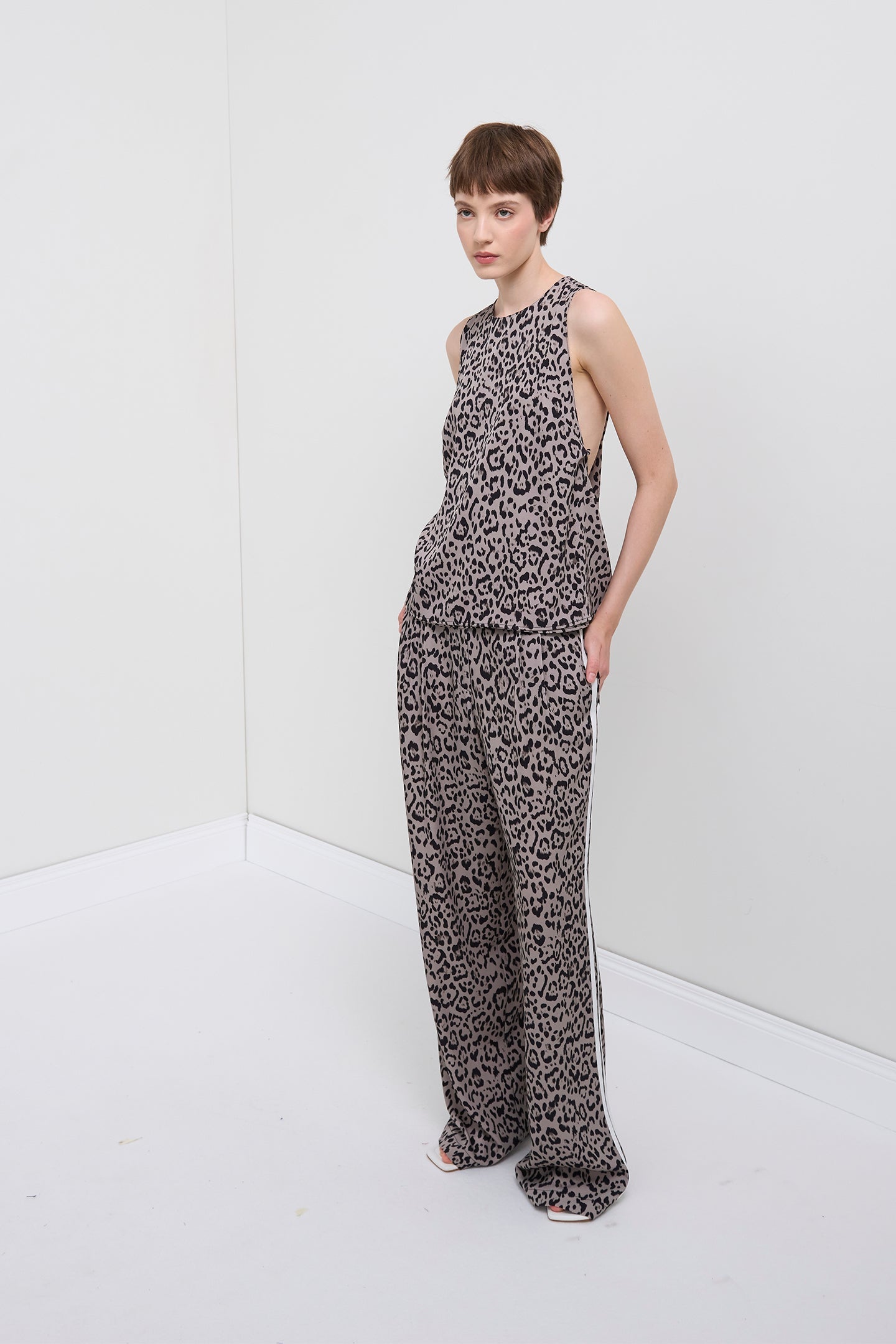 PANTALONE IN VISCOSA ANIMALIER SOALLURE