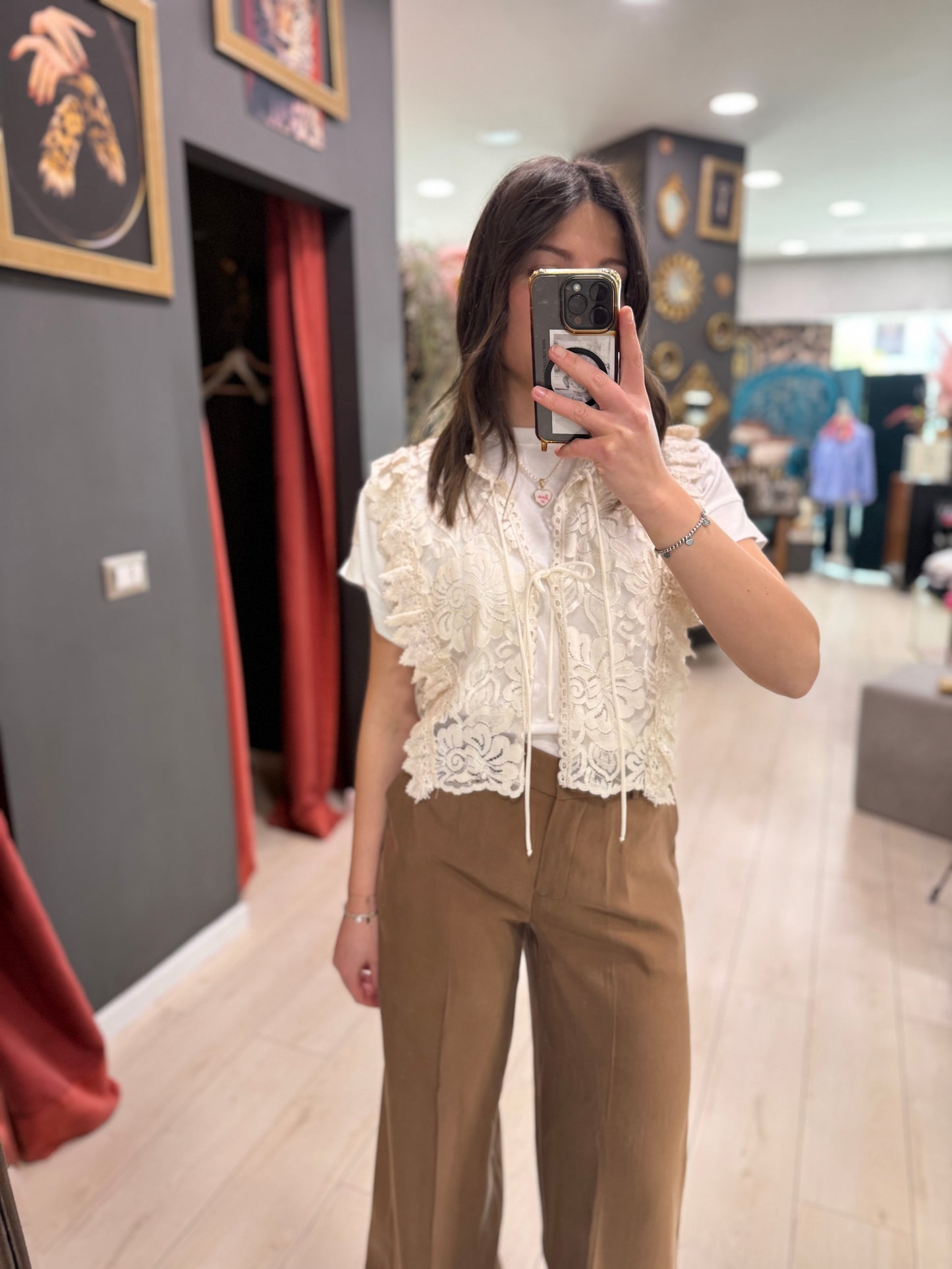 GILET CON PIZZO E LACCETTI SOALLURE