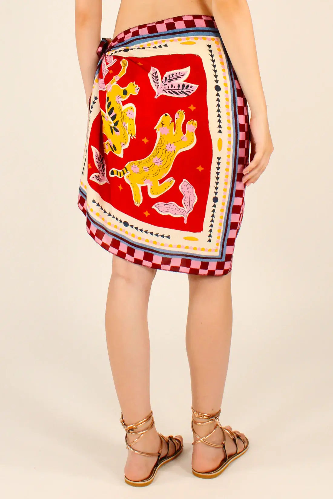 Gonna sarong a quadretti con motivo leone vintage annodata sul lato