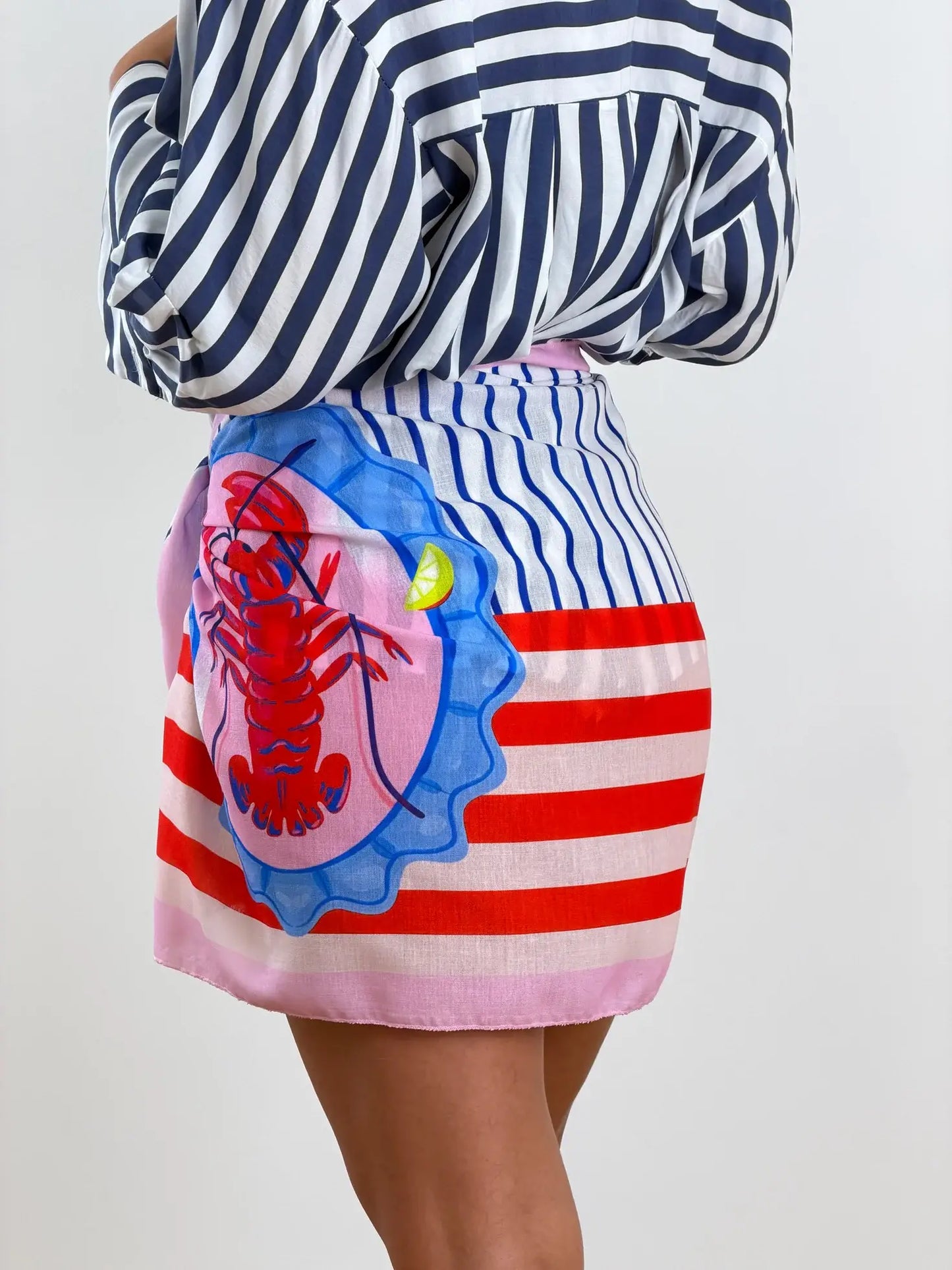 Gonna sarong con laccio laterale, stampa aragoste rosse e limoni in stile mediterraneo
