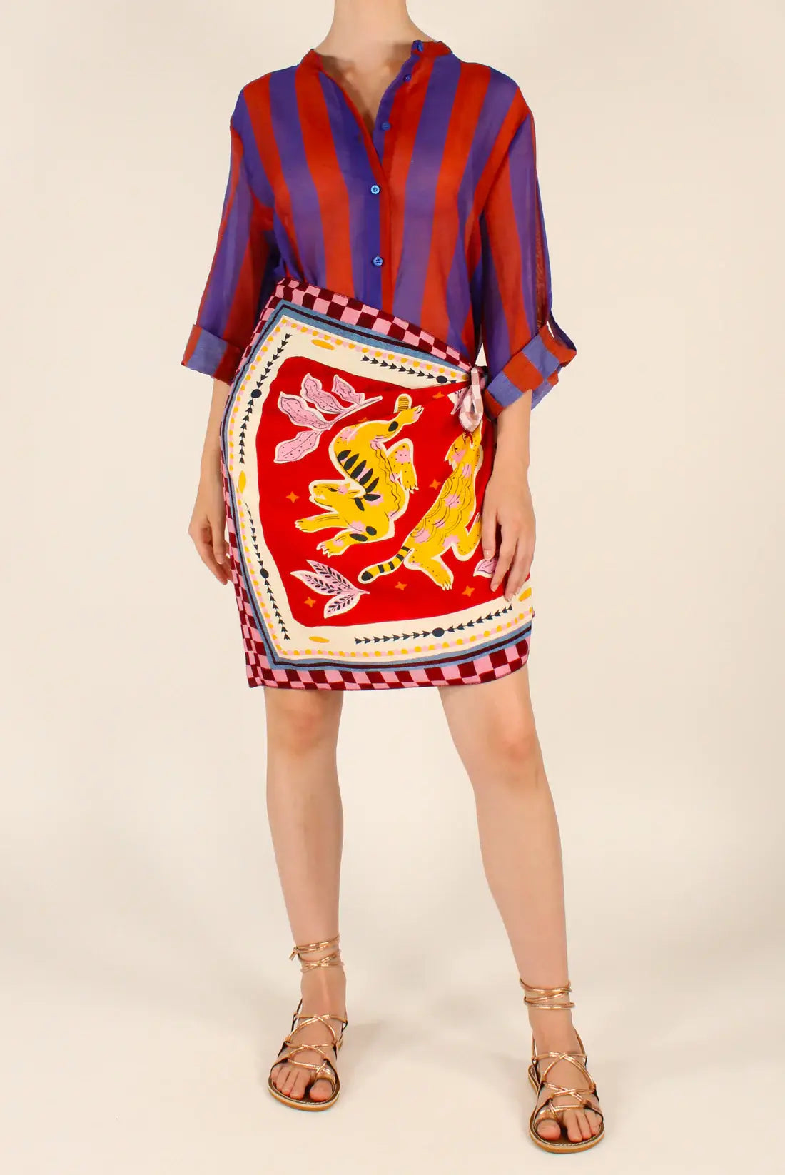 Gonna sarong a quadretti con motivo leone vintage annodata sul lato
