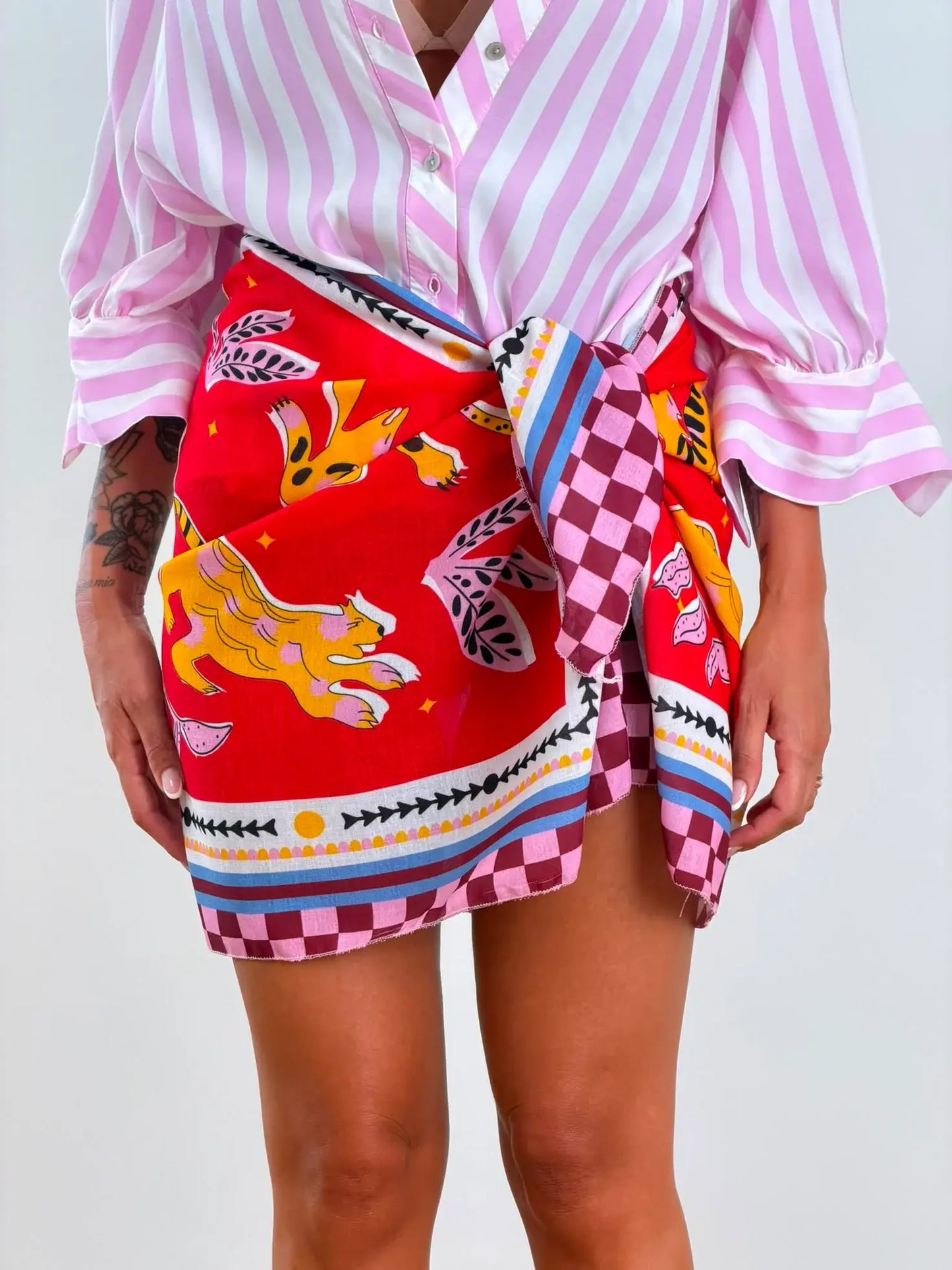 Gonna sarong a quadretti con motivo leone vintage annodata sul lato