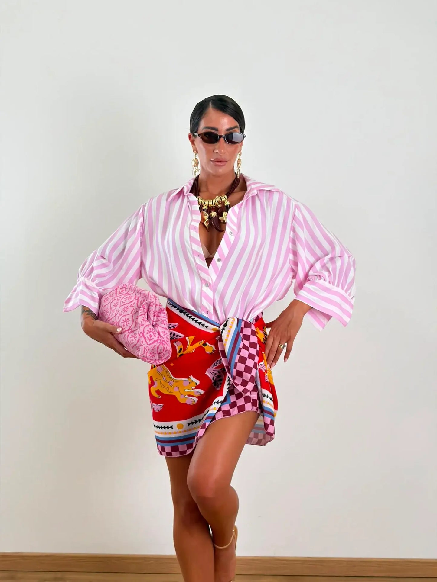 Gonna sarong a quadretti con motivo leone vintage annodata sul lato