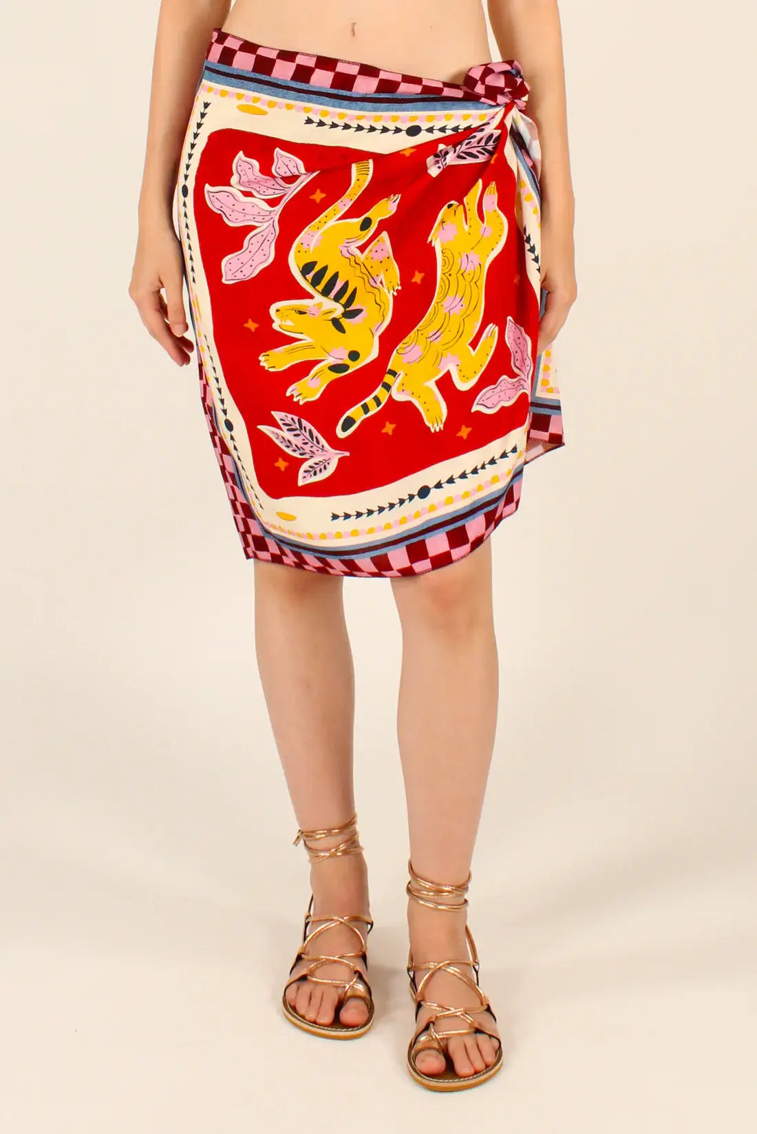 Gonna sarong a quadretti con motivo leone vintage annodata sul lato
