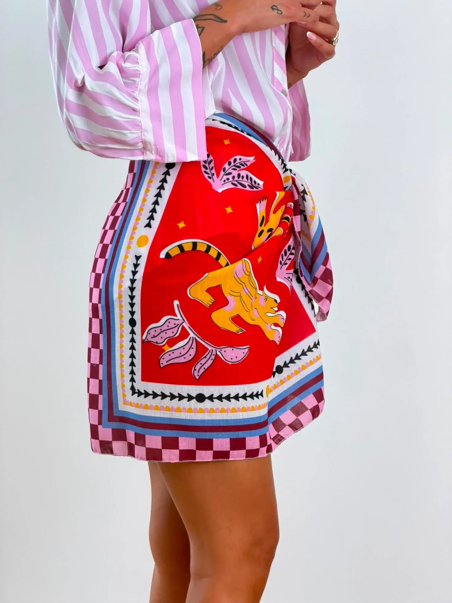 Gonna sarong a quadretti con motivo leone vintage annodata sul lato