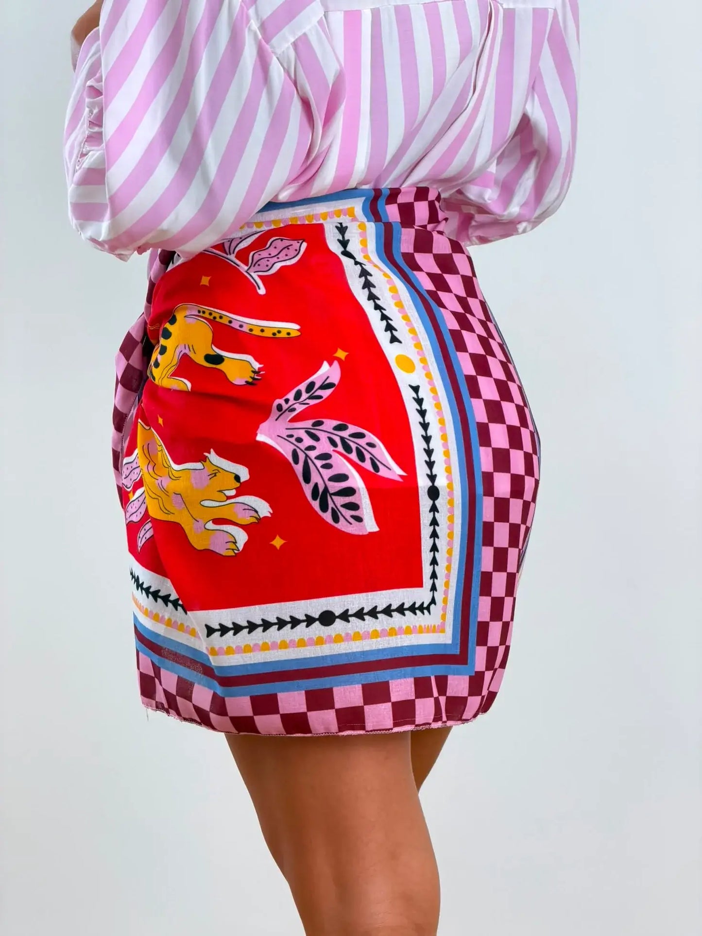Gonna sarong a quadretti con motivo leone vintage annodata sul lato