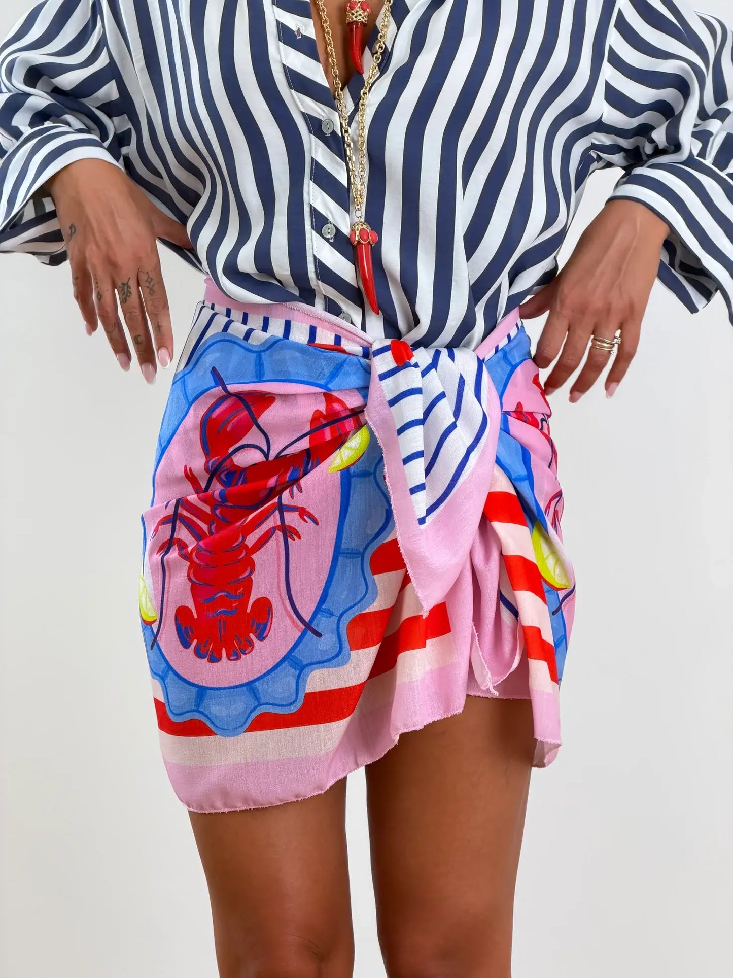 Gonna sarong con laccio laterale, stampa aragoste rosse e limoni in stile mediterraneo
